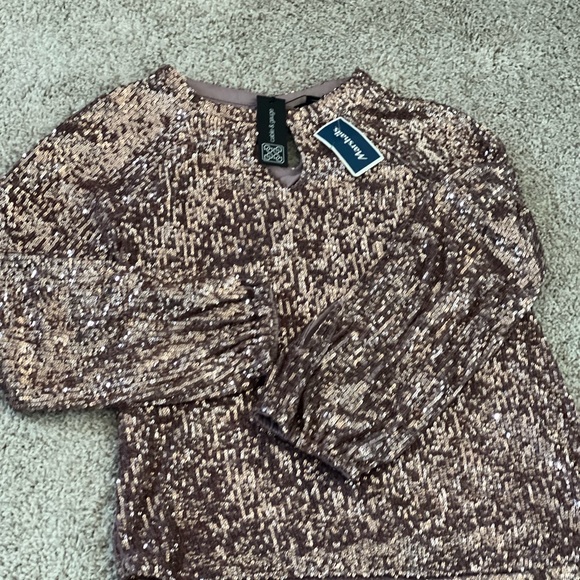 ⭐️ Firm Price ⭐️ Cable and gauge shimmery Medium top - Picture 8 of 9